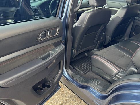 Used 2018 Ford Explorer XLT w/ Equipment Group 202A image 9