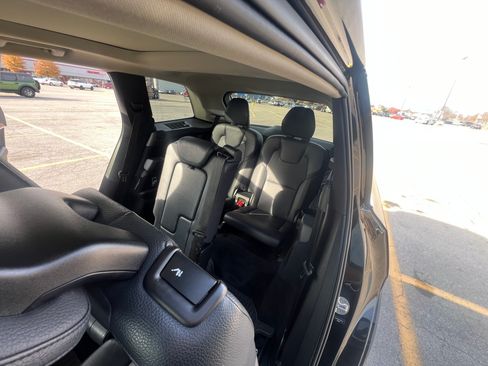 Used 2023 Volvo XC90 B6 Plus w/ Protection Package Premier image 9
