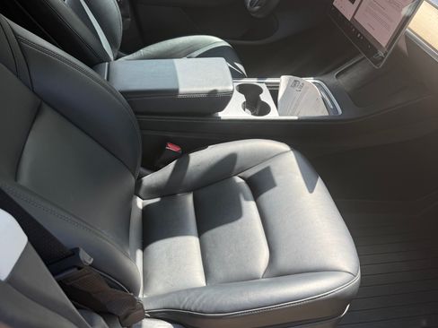 Used 2022 Tesla Model Y Long Range image 7