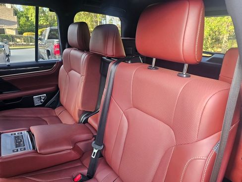 Used 2020 Lexus LX 570 4WD w/ 3rd Row & Luxury Pkg image 9