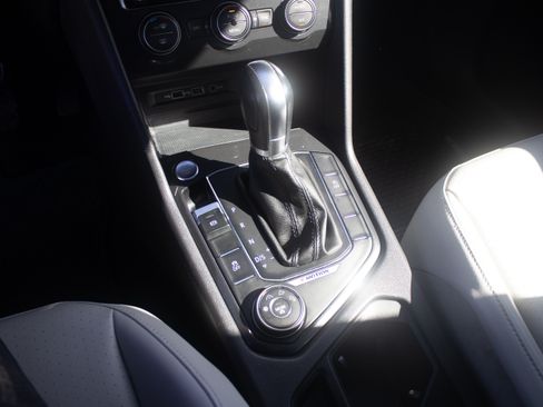 Used 2018 Volkswagen Tiguan SE w/ Panoramic Sunroof Package image 16