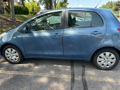Used 2010 Toyota Yaris 4-Door Hatchback FWD image 2