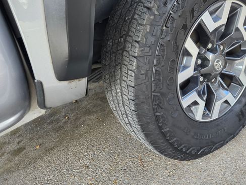 Used 2019 Toyota Tacoma TRD Off-Road image 10