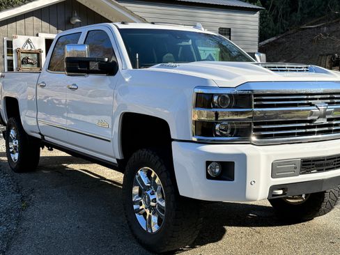 Used 2017 Chevrolet Silverado 2500 High Country w/ Duramax Plus Package image 2