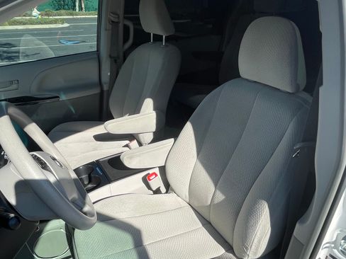 Used 2014 Toyota Sienna LE image 25