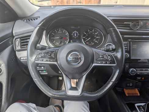 Used 2018 Nissan Rogue SV w/ Premium Package image 2