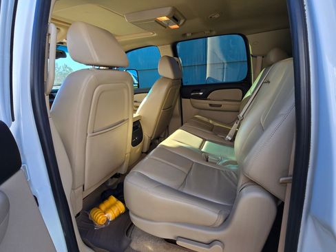 Used 2007 Chevrolet Suburban 2500 LT w/ LT Preferred Equipment Group image 4