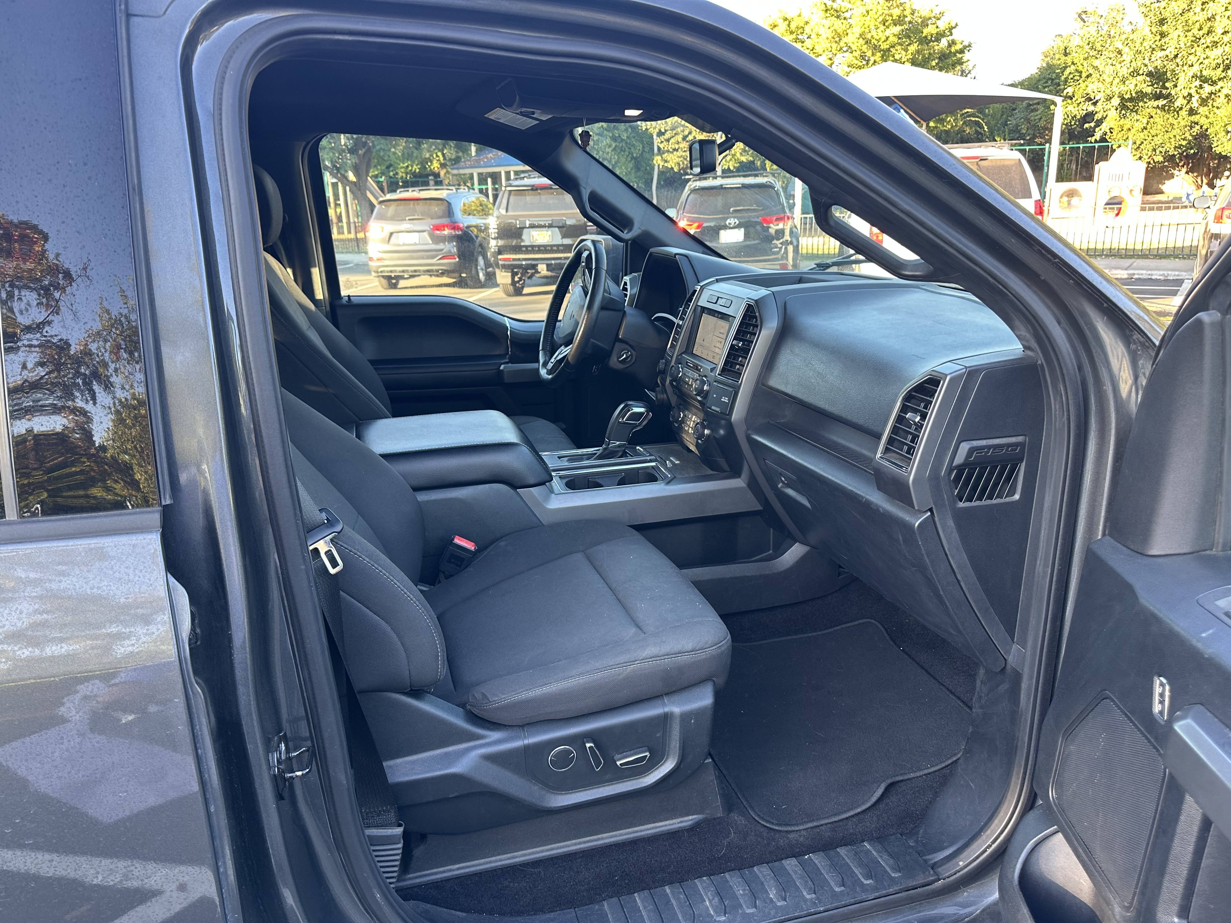 Used 2018 Ford F150 XLT w/ Equipment Group 302A Luxury AWD/4WD image 11