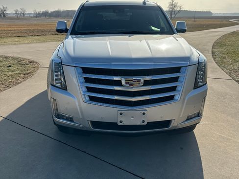 Used 2018 Cadillac Escalade Luxury image 8
