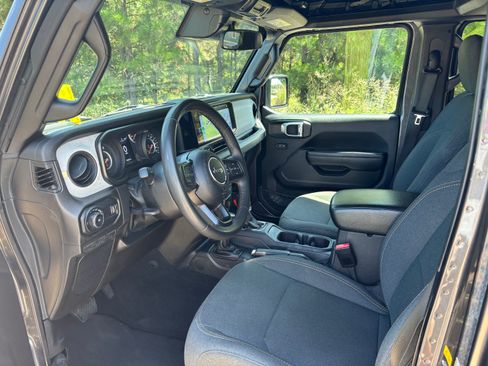 Used 2024 Jeep Wrangler Unlimited Sport AWD/4WD image 9