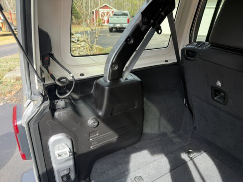 Used 2019 Jeep Wrangler Unlimited Sahara AWD/4WD image 6