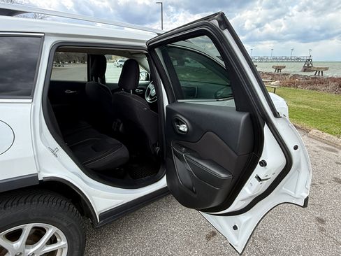 Used 2015 Jeep Cherokee Latitude w/ Comfort/Convenience Group image 9