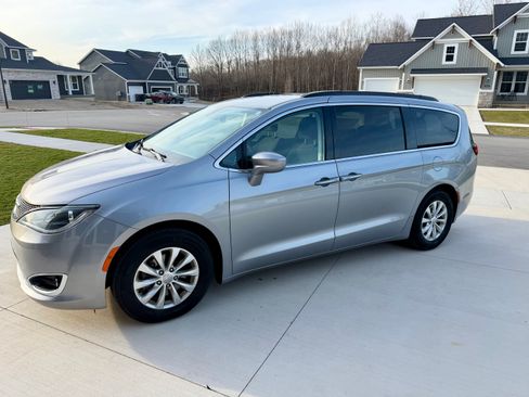 Used 2019 Chrysler Pacifica Touring Plus image 1