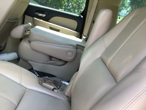 Used 2007 Chevrolet Suburban 2500 LT w/ LT Preferred Equipment Group RWD image 2