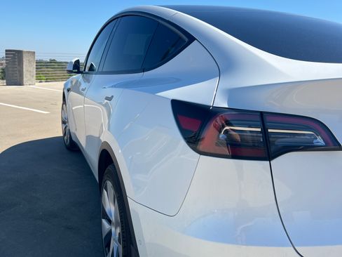 Used 2021 Tesla Model Y Long Range image 10