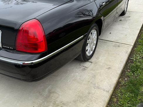 Used 2011 Lincoln Town Car Signature Limited image 5