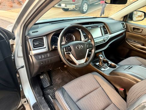 Used 2018 Toyota Highlander Plus w/ Carpet Mat Package (TMS) image 11