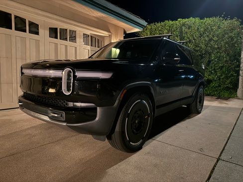Used 2025 Rivian R1S Adventure image 8