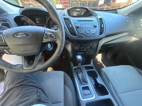 Used 2017 Ford Escape SE FWD image 2