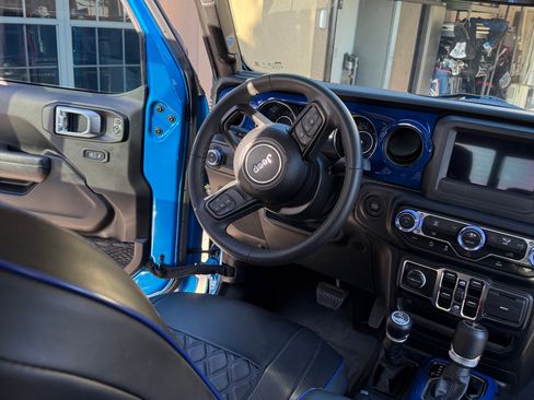 Used 2023 Jeep Gladiator Sport AWD/4WD image 18