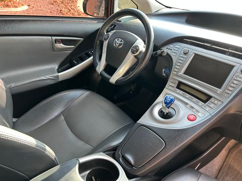 Used 2014 Toyota Prius Four w/ Solar Roof Package FWD image 9