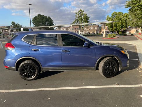 Used 2017 Nissan Rogue S AWD/4WD image 2