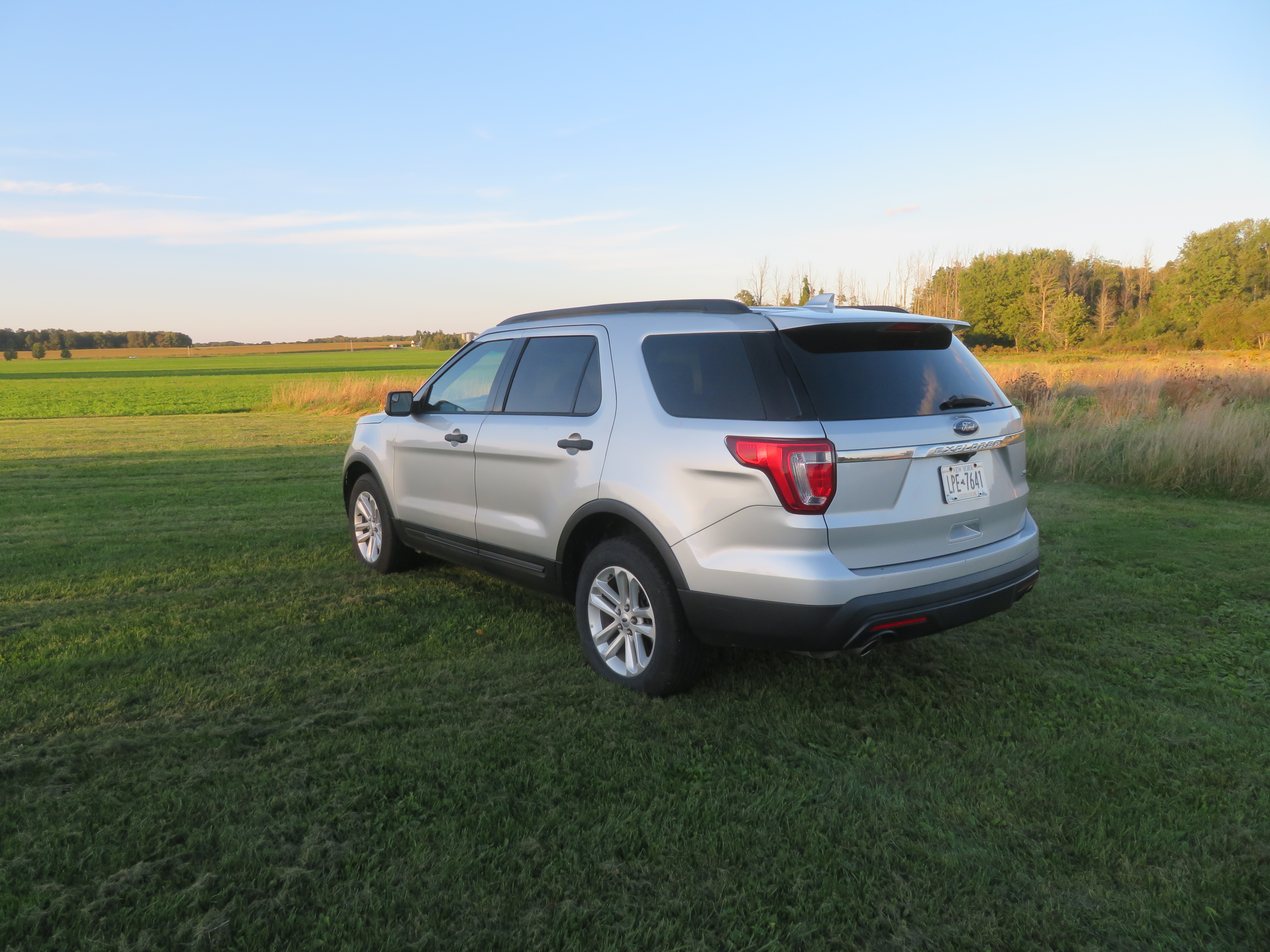 Used 2017 Ford Explorer 4WD image 2