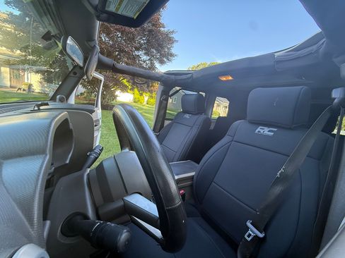 Used 2010 Jeep Wrangler Unlimited Sahara AWD/4WD image 14
