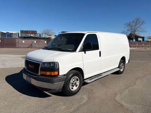 Used 2017 GMC Savana 2500 Van 3D image 1