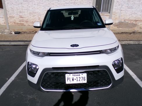 Used 2021 Kia Soul LX image 2