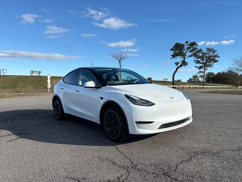 Used 2021 Tesla Model Y Long Range image 4