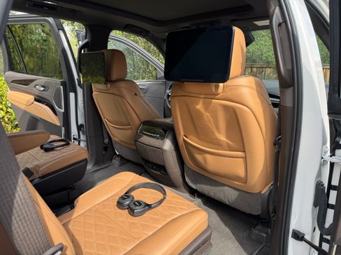 Used 2021 Cadillac Escalade Sport w/ LPO, ONYX Package image 11