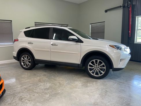 Used 2017 Toyota RAV4 Limited FWD image 1