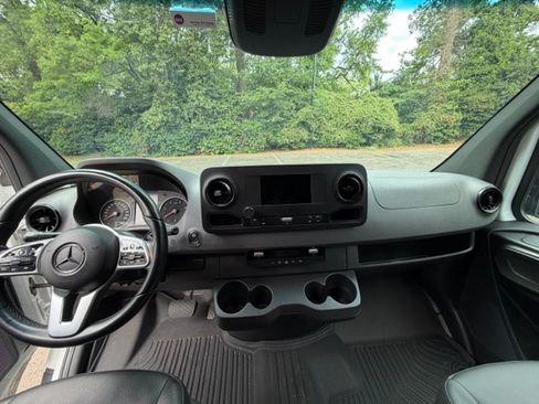 Used 2022 Mercedes-Benz Sprinter 2500 image 9