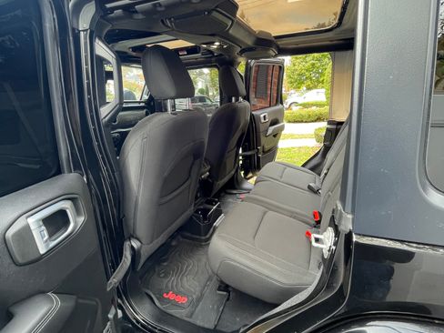 Used 2021 Jeep Wrangler Unlimited Sahara image 8