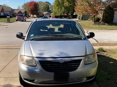 Used 2003 Chrysler Voyager LX image 2