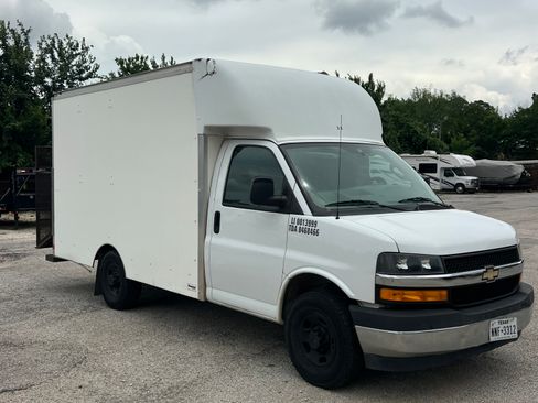 Used 2019 Chevrolet Express 3500 w/ Power Convenience Package RWD image 2