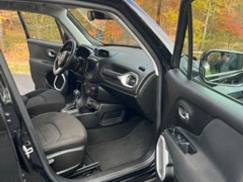 Used 2019 Jeep Renegade Latitude w/ Popular Equipment Group image 10