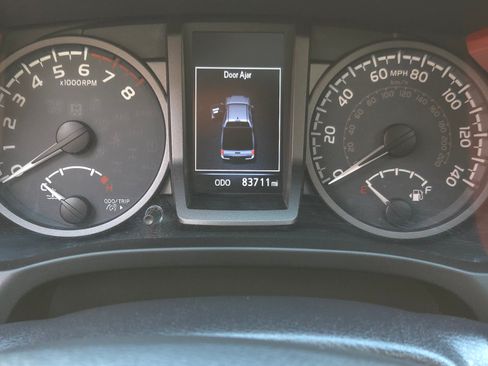 Used 2016 Toyota Tacoma TRD Sport image 8