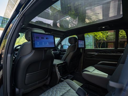 Used 2025 Cadillac Escalade IQ Sport 1 w/ LPO, ONYX Package image 11