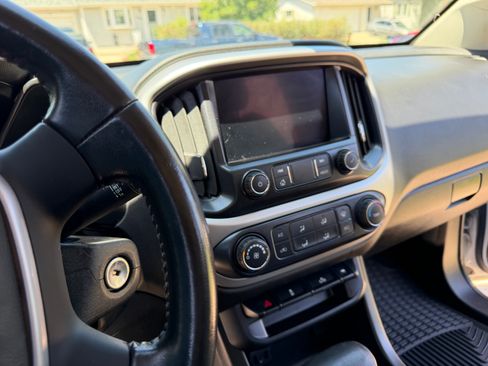 Used 2021 Chevrolet Colorado LT AWD/4WD image 16