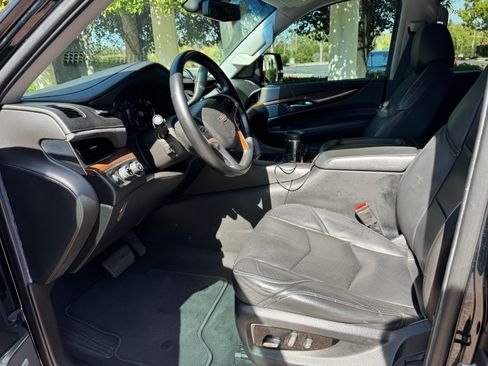Used 2019 Cadillac Escalade ESV Premium Luxury image 5
