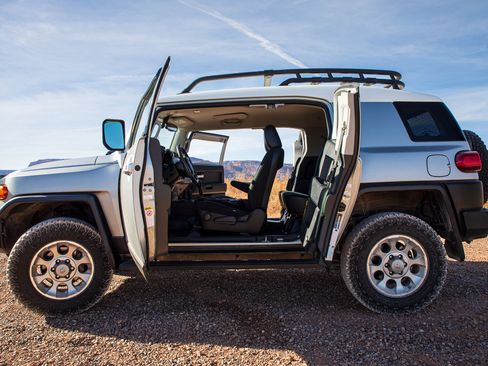 Used 2012 Toyota FJ Cruiser Sport Utility 2D image 5