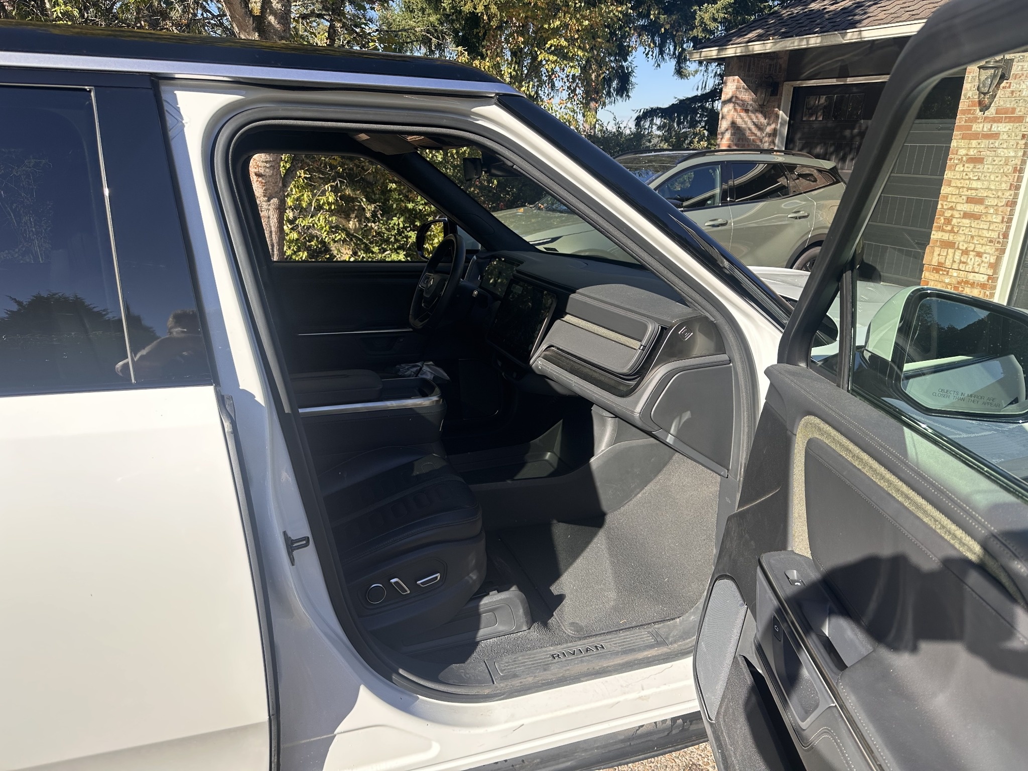 Used 2025 Rivian R1S Adventure Dual AWD/4WD image 8