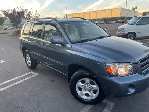 Used 2005 Toyota Highlander 2WD w/ 3rd Row image 6