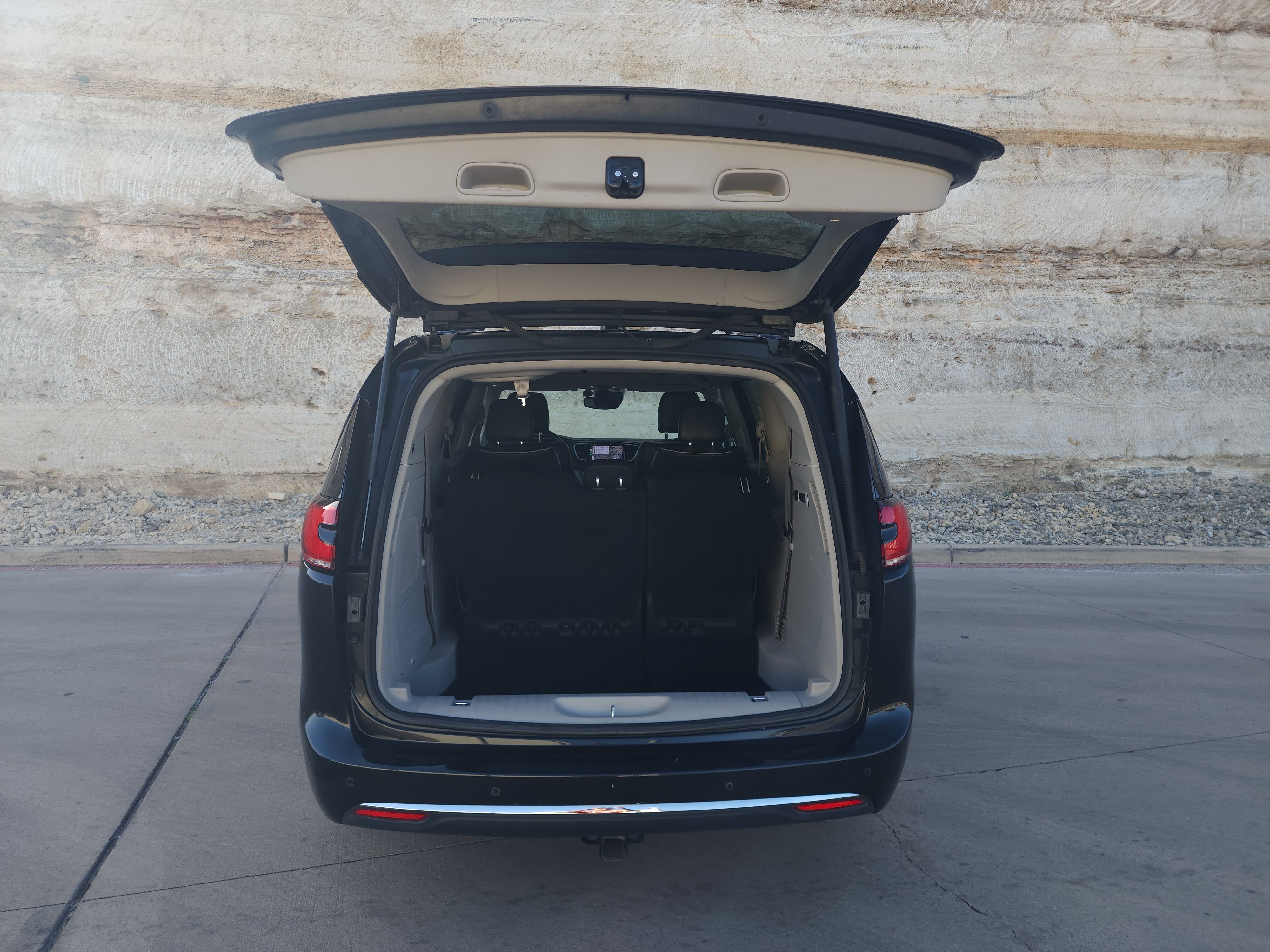 Used 2022 Chrysler Pacifica Limited FWD image 26