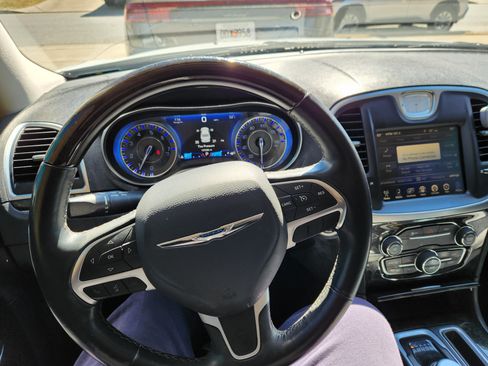 Used 2016 Chrysler 300 C image 4