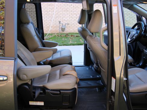 Used 2017 Toyota Sienna Limited image 18