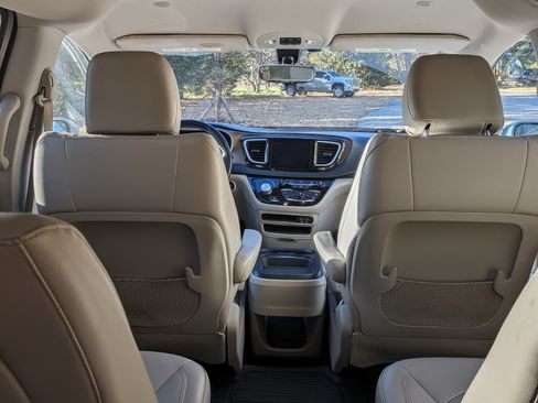 Used 2017 Chrysler Pacifica Touring-L image 13