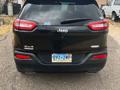 Used 2016 Jeep Cherokee Latitude w/ Cold Weather Group AWD/4WD image 9
